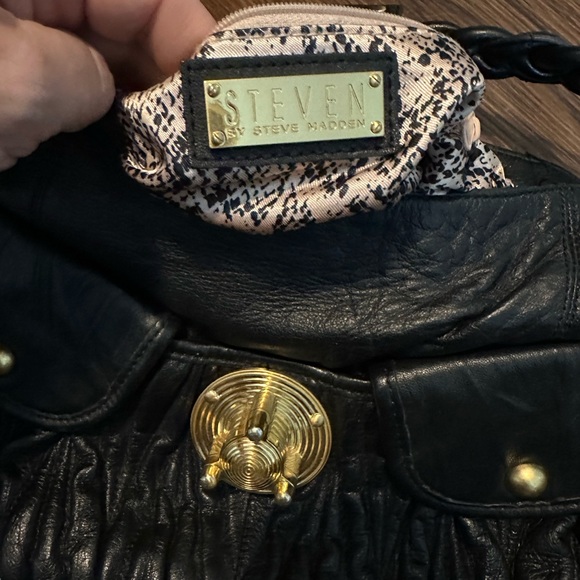 black leather purse with gold clasp. STEVEN by Steve Madden - Picture 4 of 6